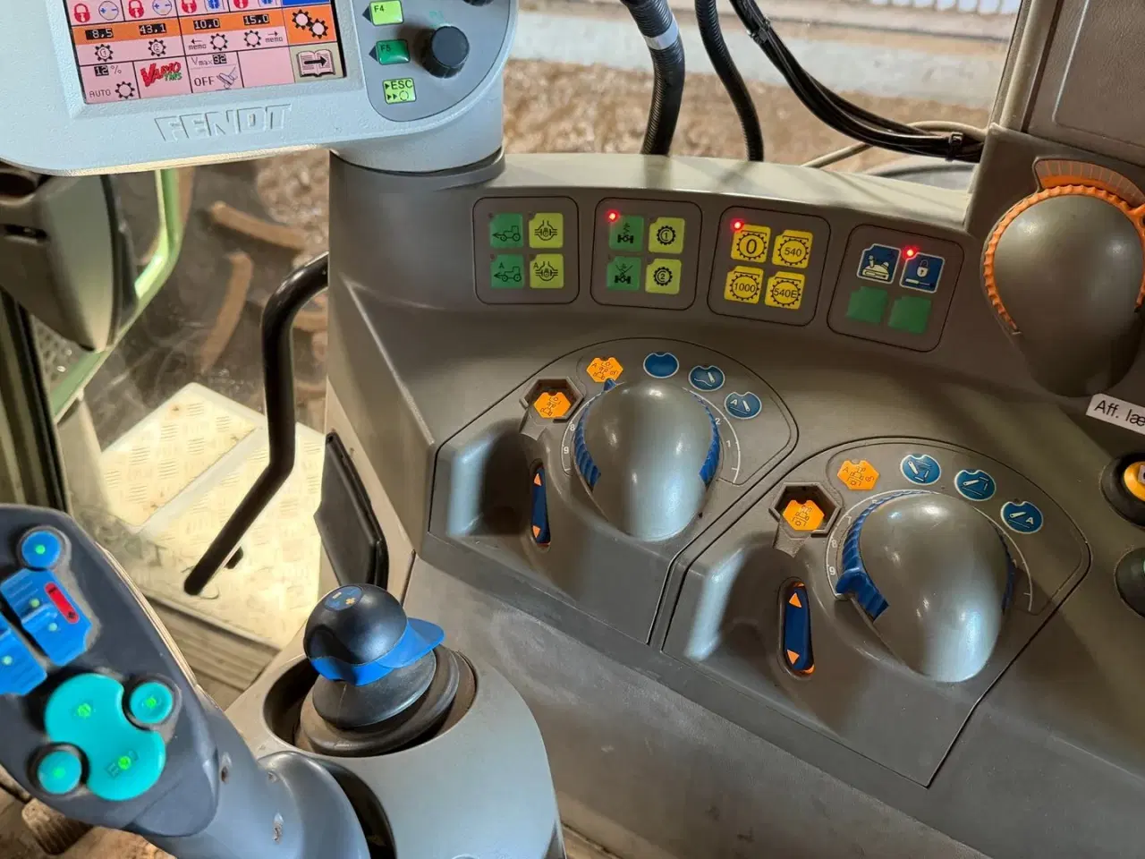 Billede 4 - Fendt 718 Vario TMS med læsser og tvillingehjul hele vejen rundt