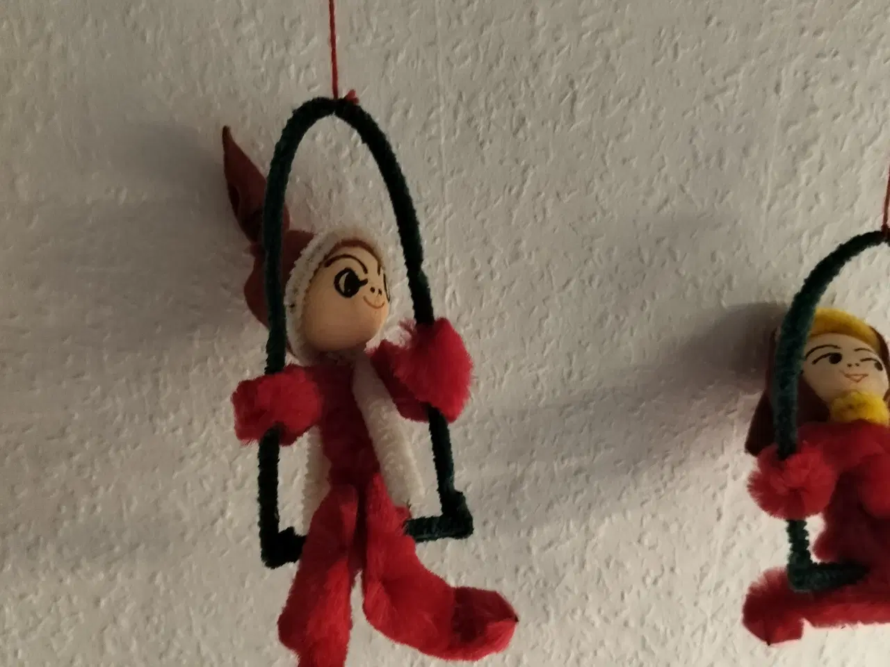 Billede 4 - Juleuro lavet af piberenser med 2 nisser på gynger