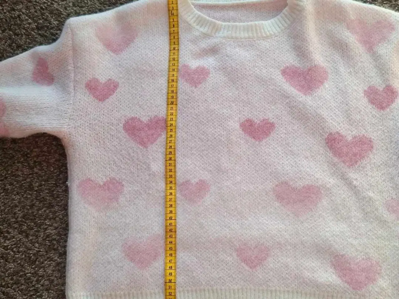 Billede 6 - Hvid sweater med lyserøde hjerter str.L
