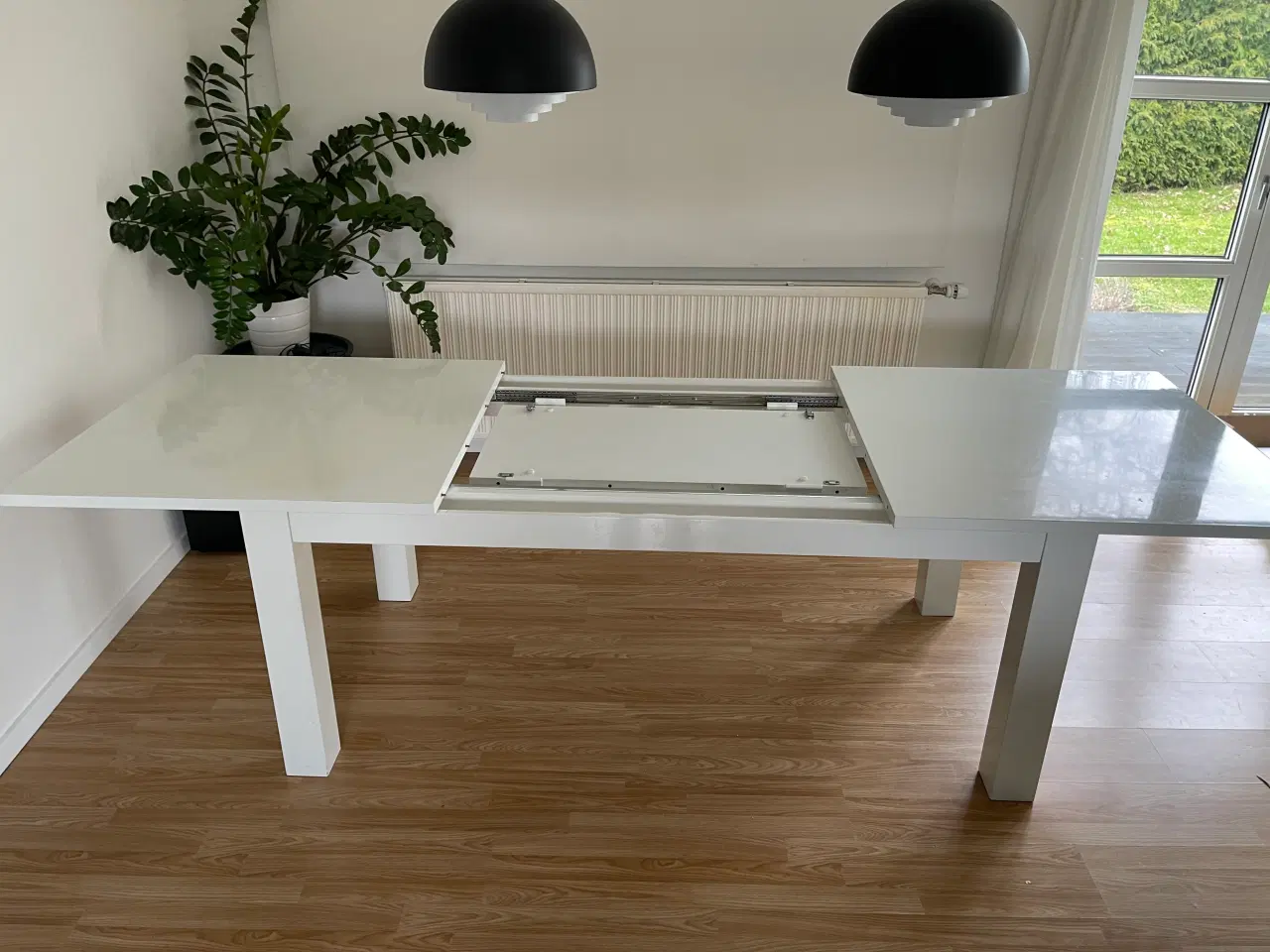 Billede 3 - Hvid solid spisebord med udtræk og 2 tillægsplader