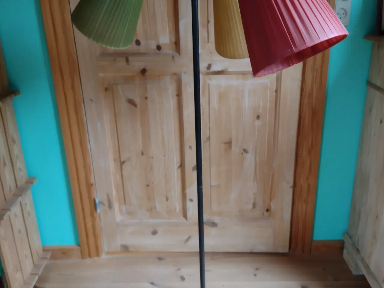 Billede 3 - Standerlampe med skærme i trafiklys farver 