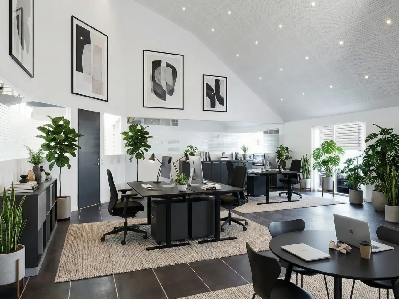 Billede 1 - Yderst indbydende lager med højt til loftet samt et lille kontor