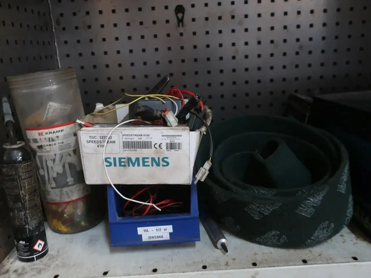 Billede 5 - Stålskab med indhold