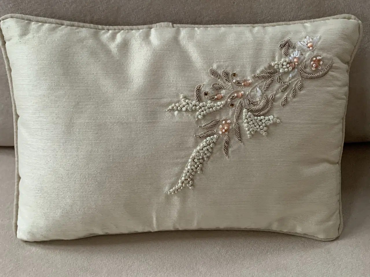Billede 2 - Broderede vintagesofapuder i fin stand