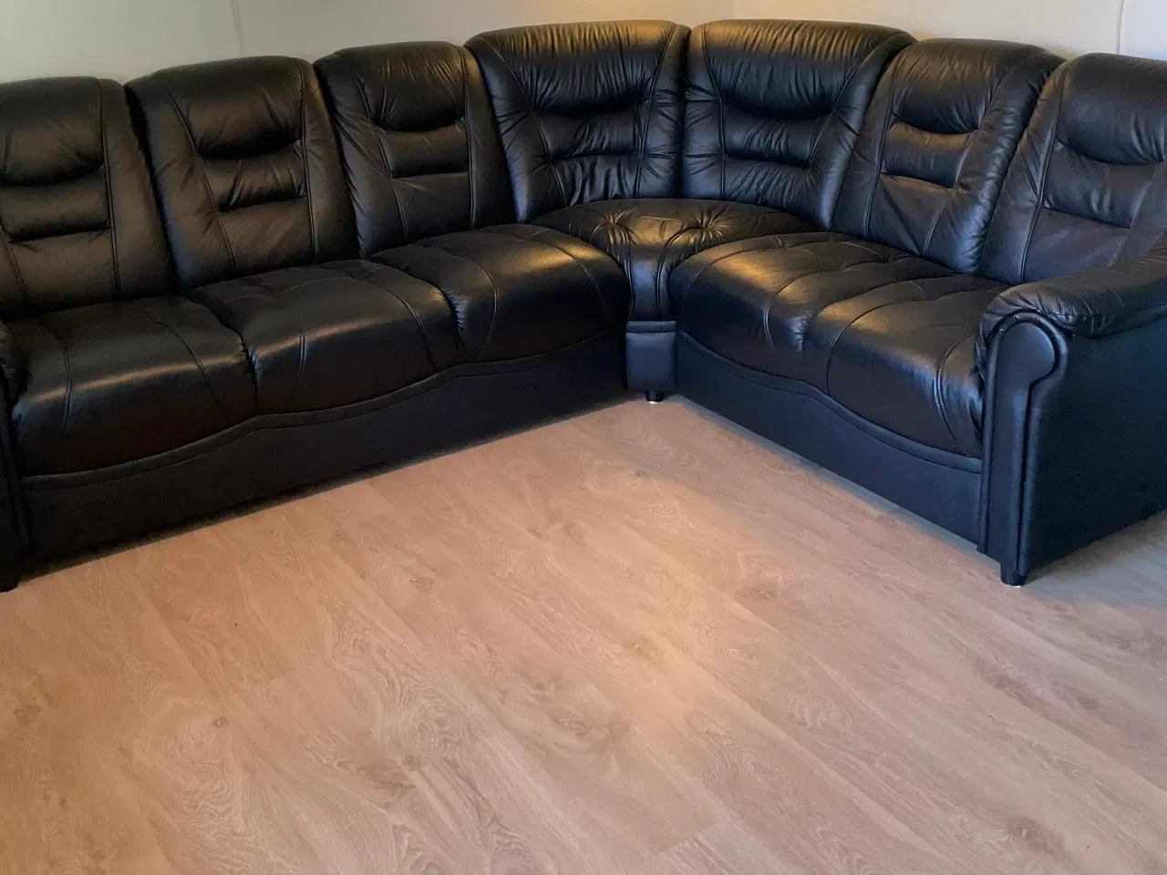 Billede 3 - Hjørnesofa i sort læder