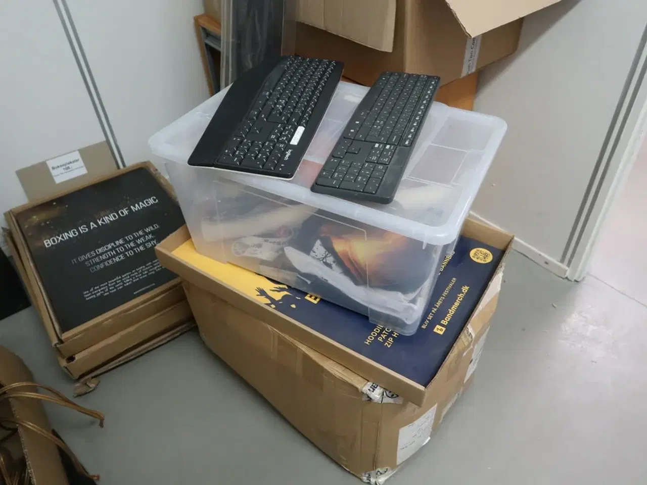 Billede 11 - Div. Elektronik, højtalere, skrivebord, merchandise m.m.