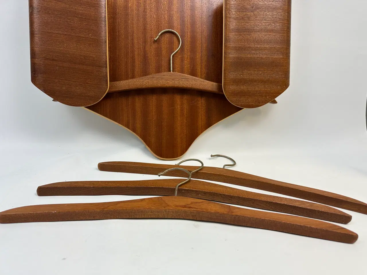 Billede 3 - Retro bænger holder til bøjler i teak. 