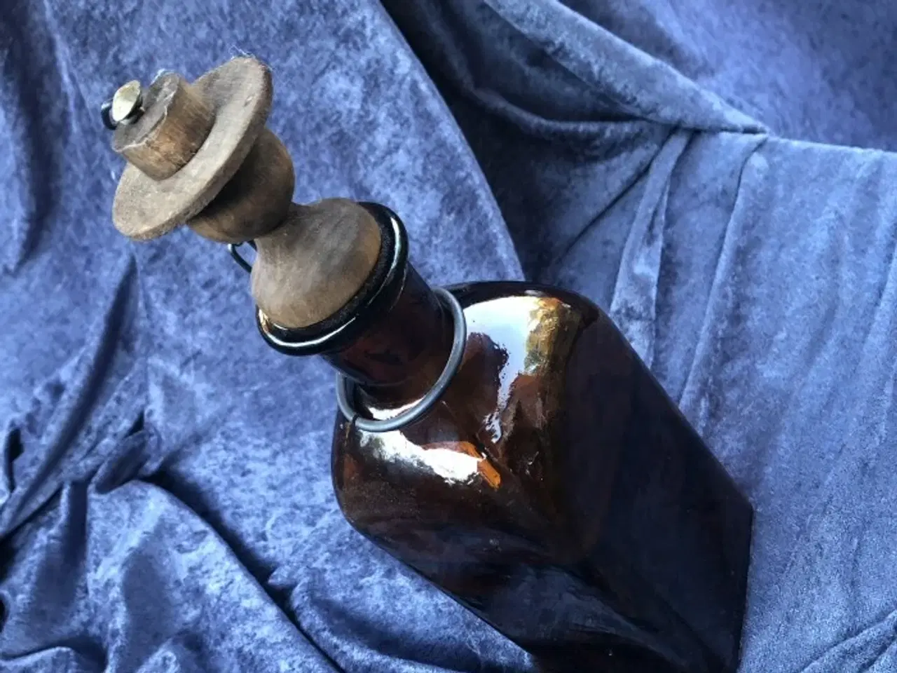 Billede 1 - Brun glas karaffel med træprop – ca 30 cm høj