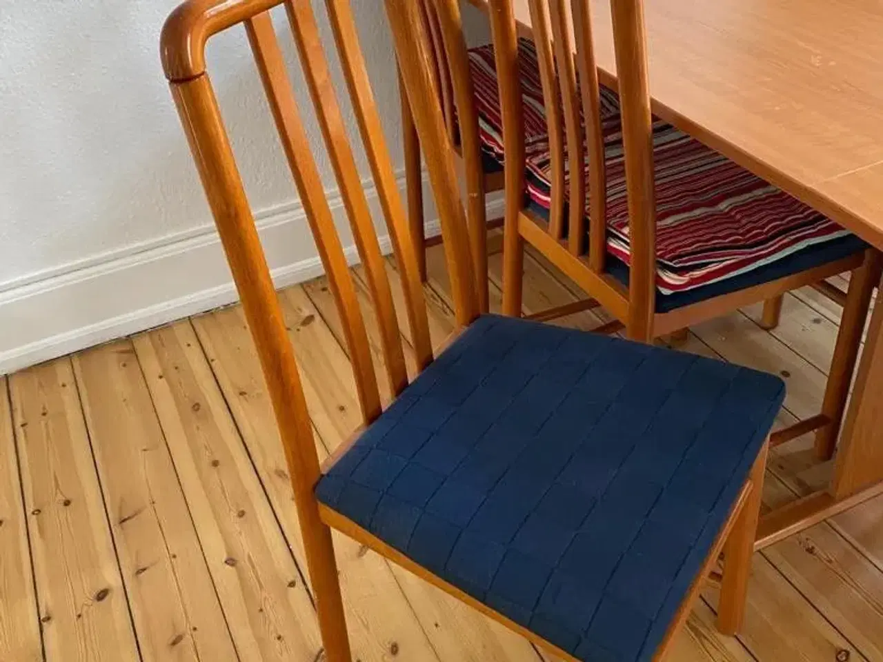 Billede 3 - Spisebord inkl 6 stole 