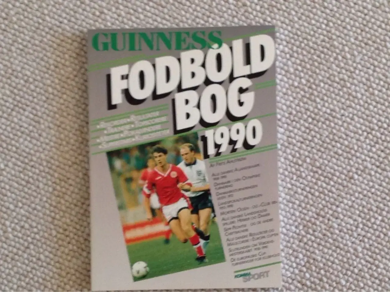 Billede 1 - Guinness fodboldbog 1990"