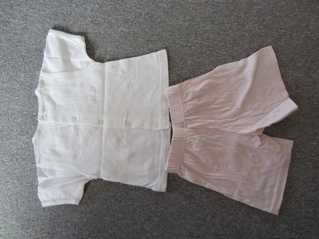 Billede 4 - Hvid bluse og lyserøde shorts str. 86