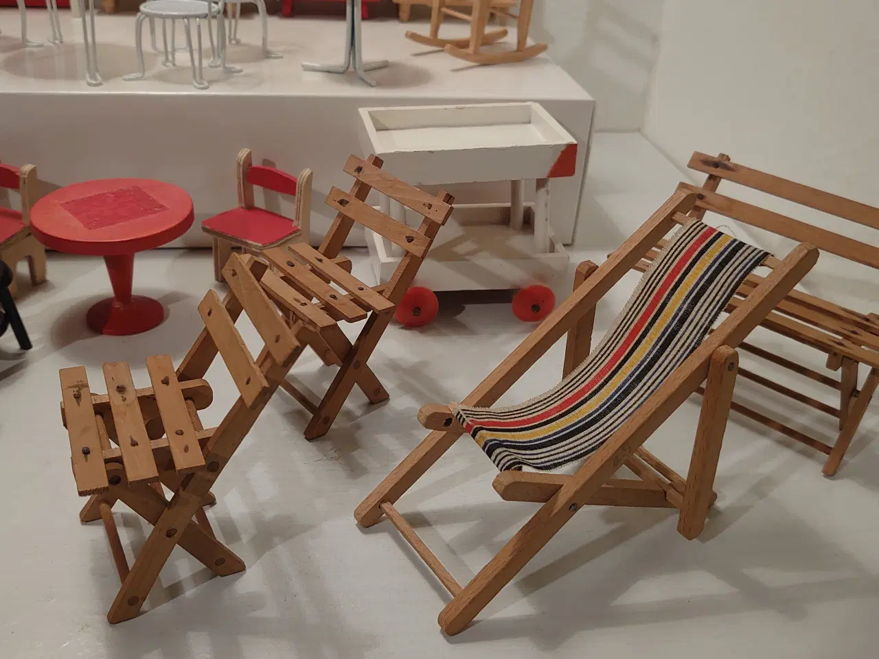 Billede 6 - 35 dele vintage dukkehusmøbler i træ og blik. 