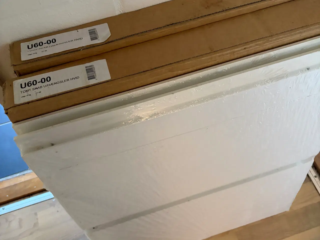 Billede 1 - 2 x 60 skabe hvide med skabslåger / Fronter