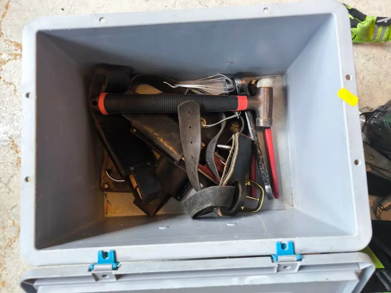 Billede 3 - Kasse m. sikringsgrej samt div.