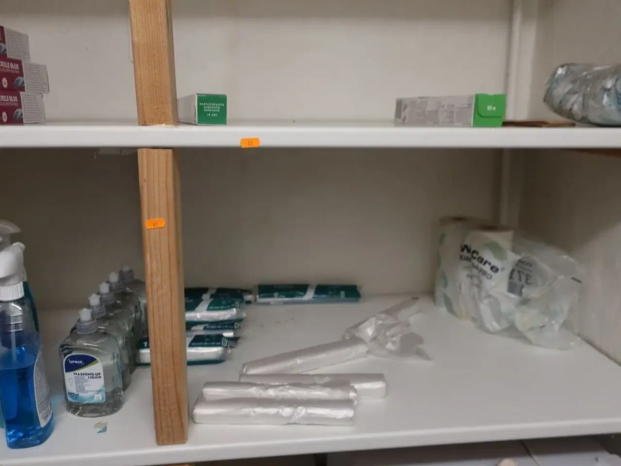 Billede 12 - Indhold på reol af servietter samt regøringsartikler
