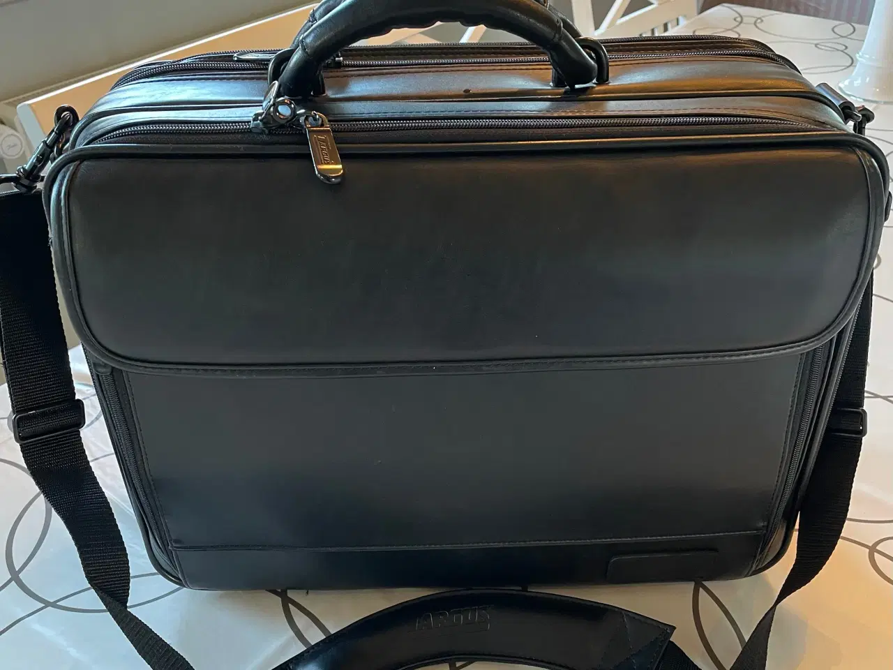 Billede 1 - Stor Targus PC taske sort læder