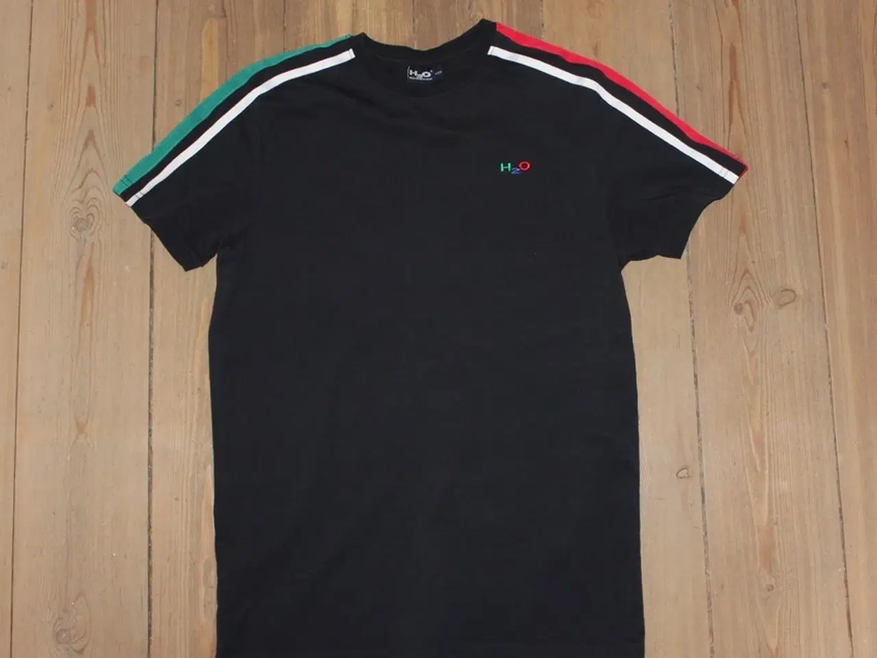 Billede 3 - Fin t-shirt fra H2O i str XXS