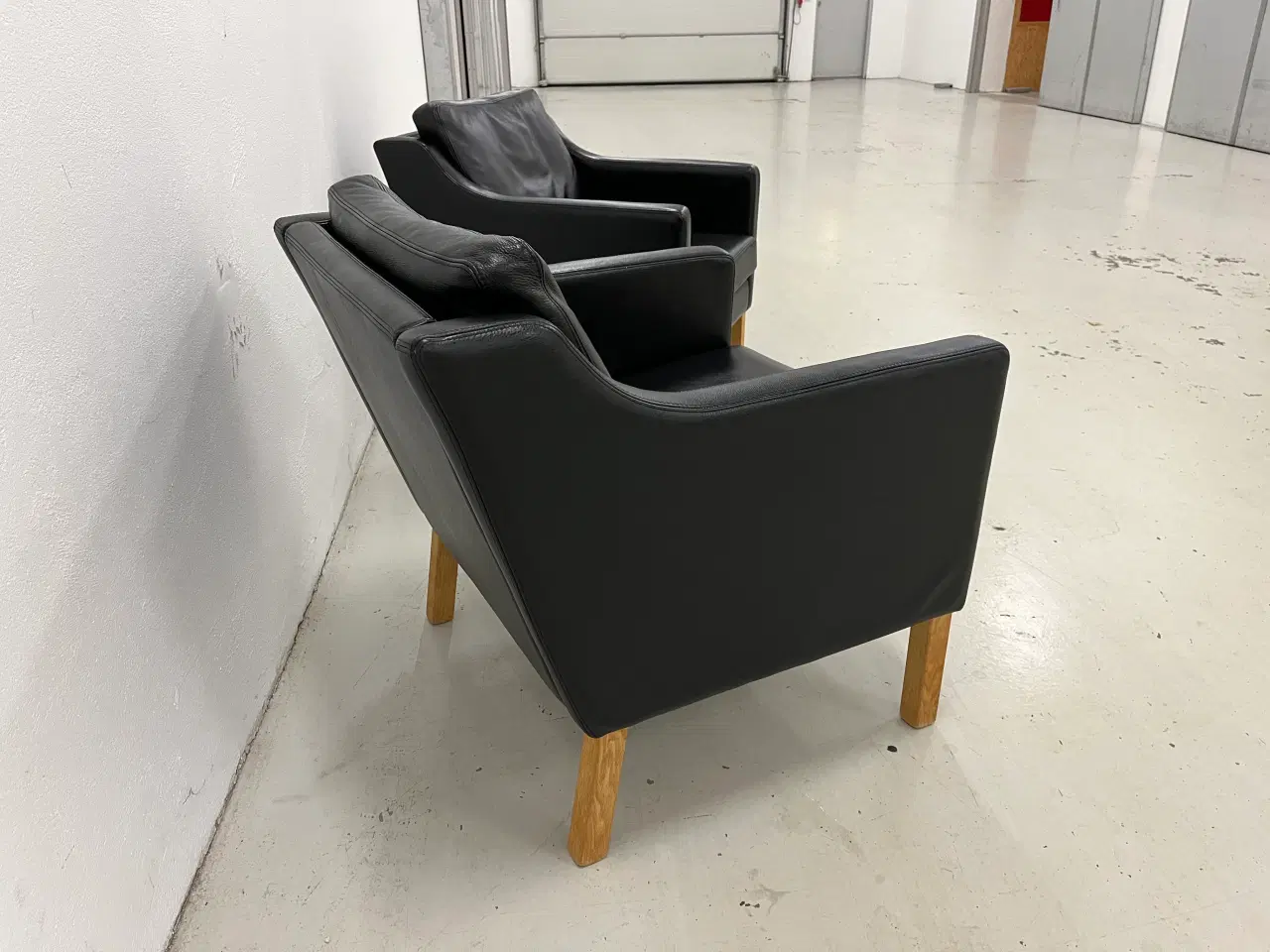 Billede 5 - Nielaus lounge stole i sort semi anilin læder.