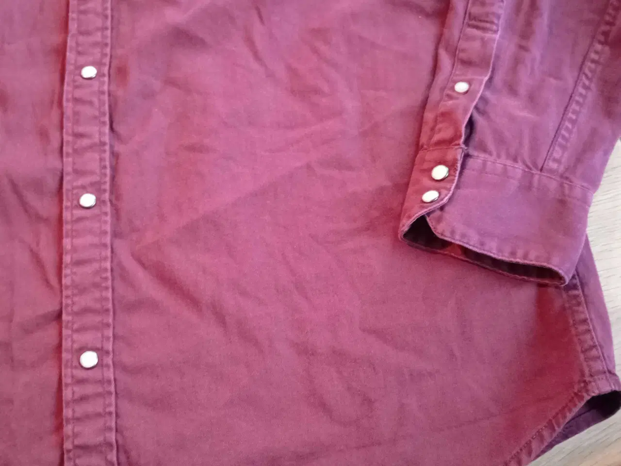 Billede 8 - Bordeaux skjorte med trykknapper 