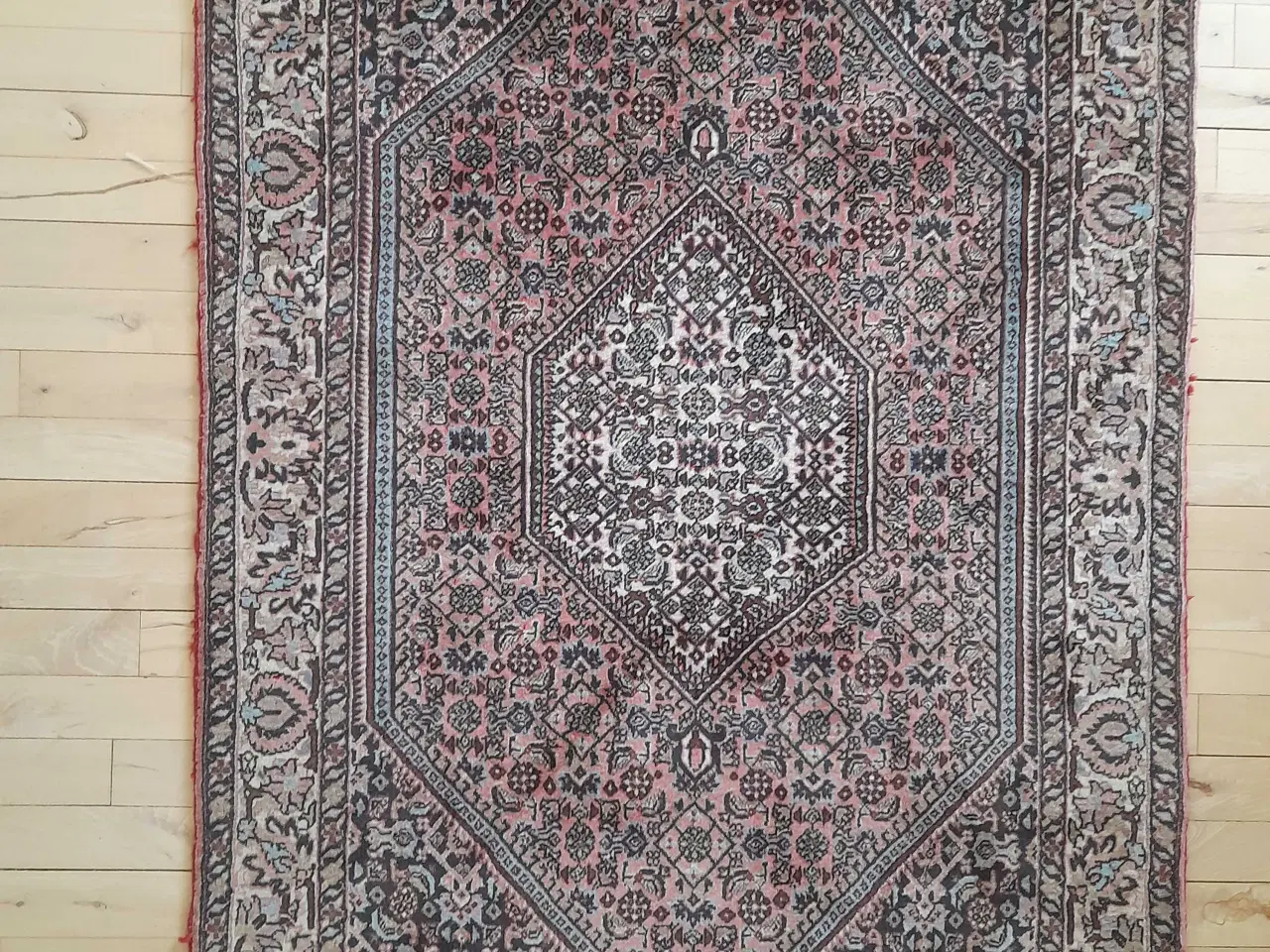 Billede 3 - Persisk tæppe i uld   Mål: 144x88