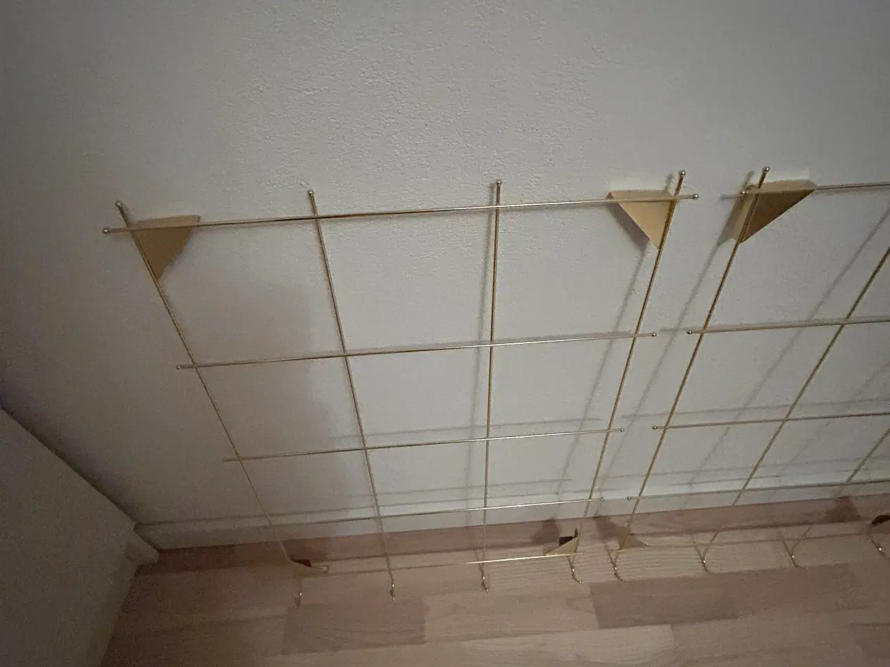 Billede 2 - Opslagstavle i metal gitter, guldfarvet