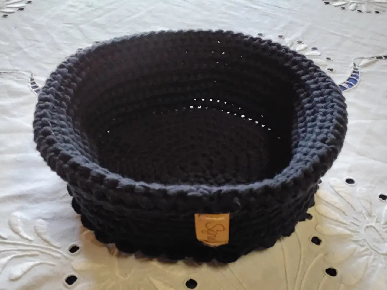 Billede 1 - Smuk hæklet brødkurv - Ø ca 21 cm - ny og ubrugt 