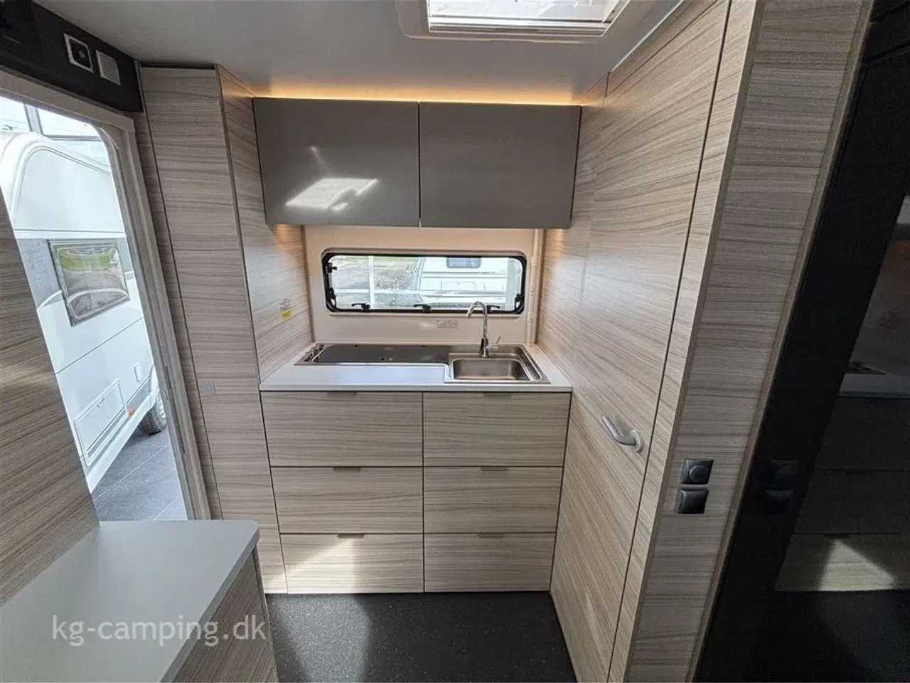 Billede 8 - 2026 - Adria Altea 362 LH   Adria Altea 362 LH - Klar til eventyr - Enkeltsenge - Stort 140L Køleskab