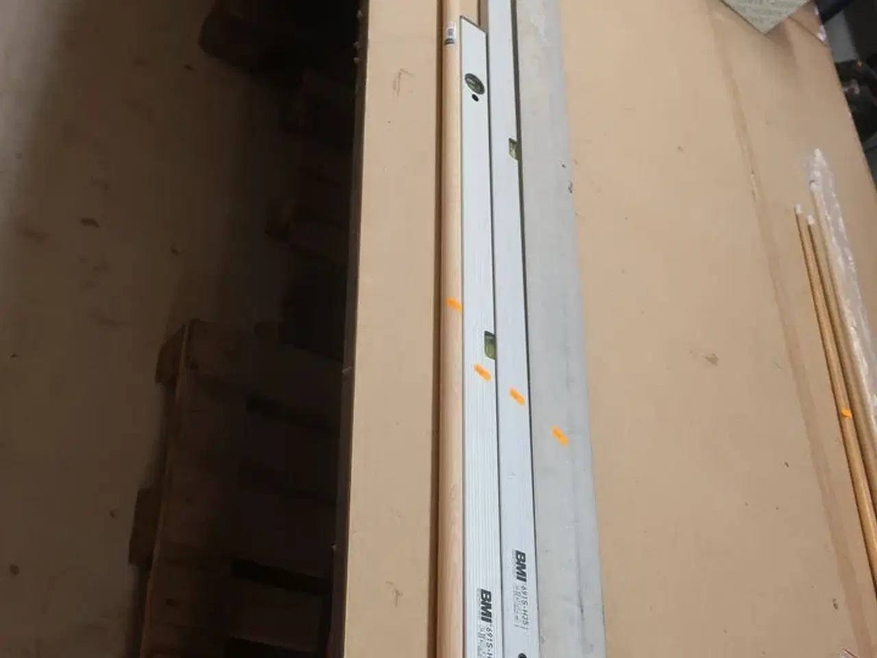 Billede 1 - 2 stk. vaterpas, retteskinne og kosteskaft