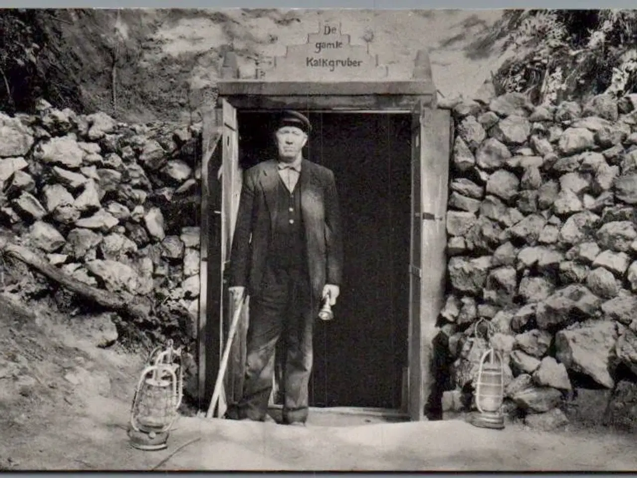 Billede 1 - Indgangen til de gamle Kalkgrube i Daubjerg - Postkort - Ubrugt