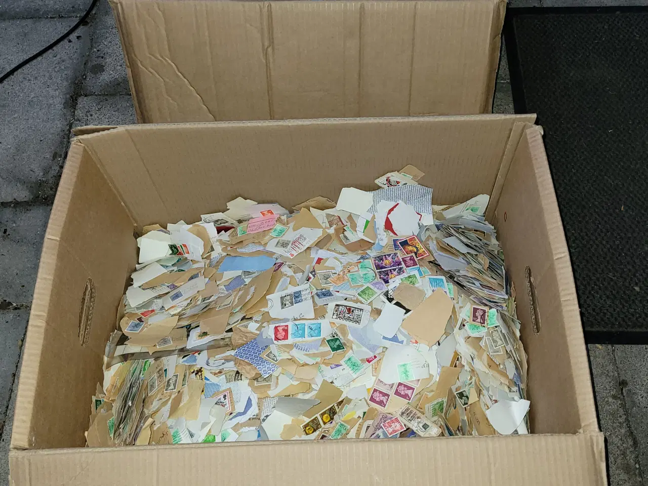 Billede 3 - 2 flyttekasser med frimærker (29 kg.) inkl. kasser