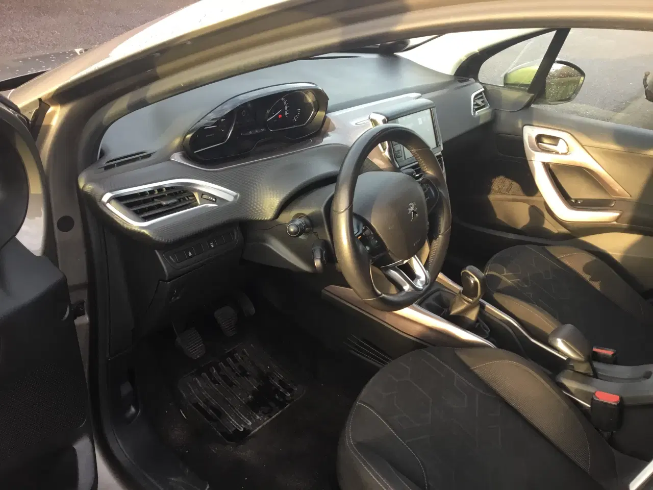 Billede 6 - Rigtig fin og økonomisk Peugeot 2008