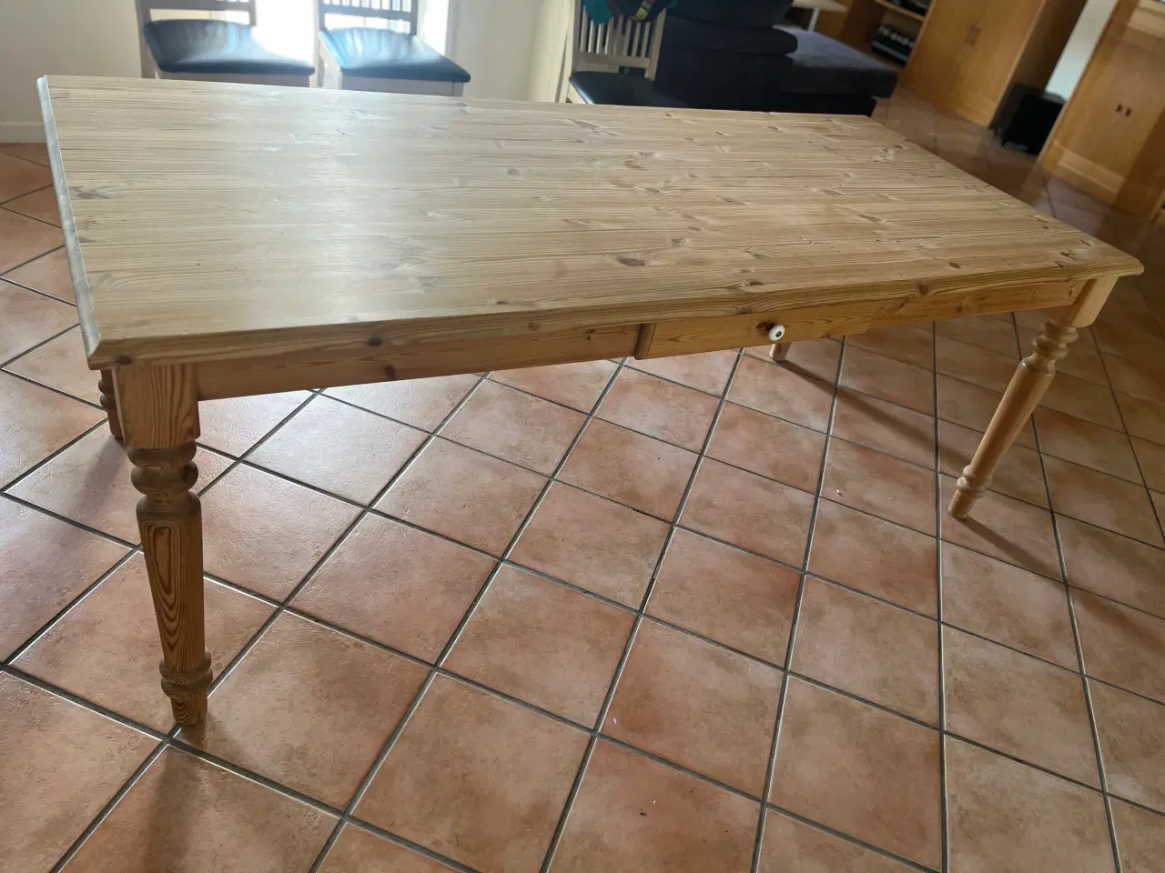 Billede 2 - Stort spisebord i fyrretræ 