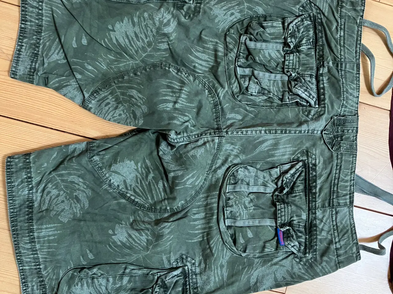 Billede 2 - Superdry shorts og Gap T-shirt