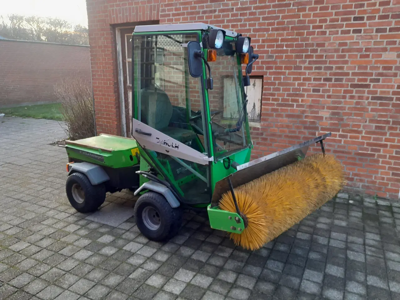 Billede 1 - Egholm med kost,