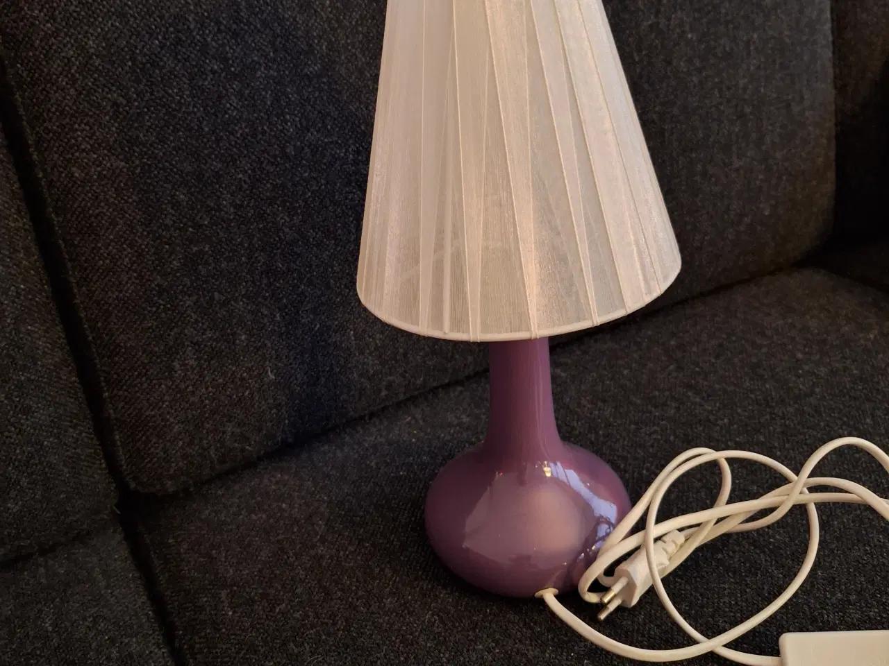 Billede 1 - Bordlampe med, lille fin.. Højde 32 cm.