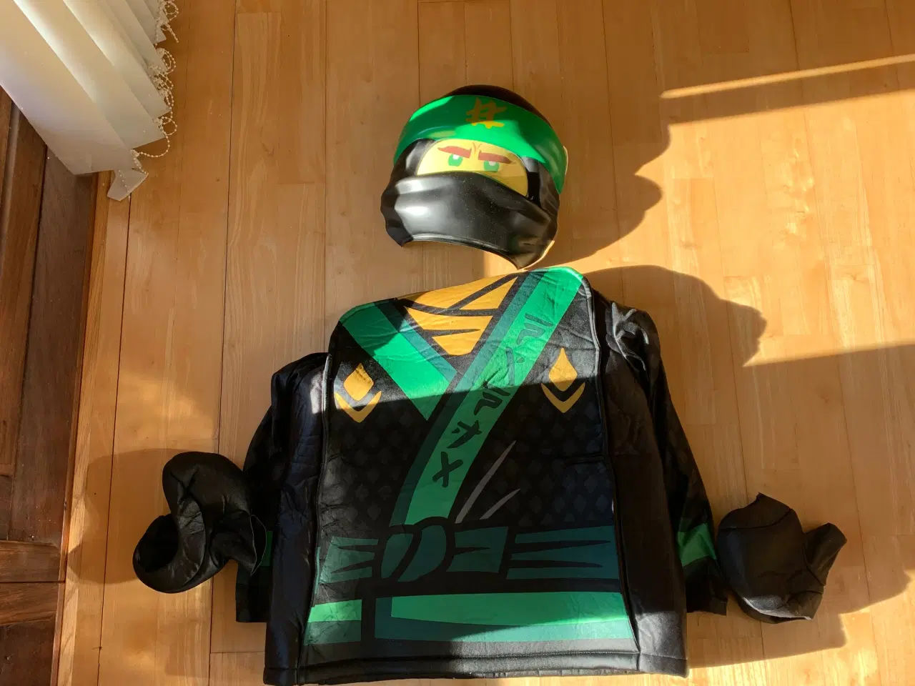 Billede 1 - Lego ninjago dragt med maske og vanter 