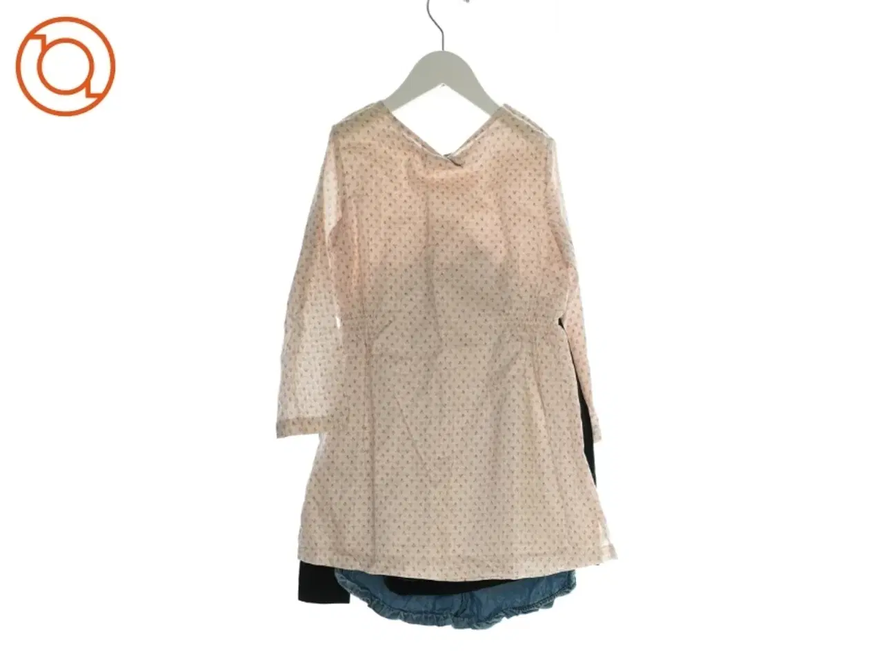 Billede 2 - Kjole, bluse og shorts (Str. 116)