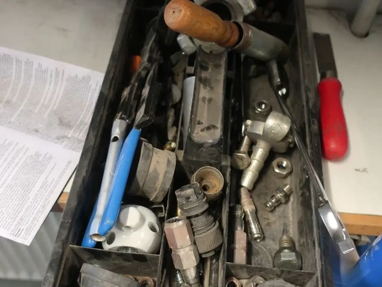 Billede 5 - Værktøjsskab inkl. indhold, samt indhold på reol