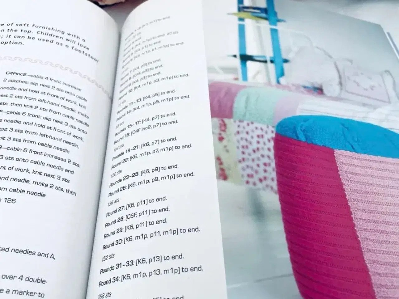 Billede 2 - “ the hand-knitted nursery “ Håndarbejdsbog