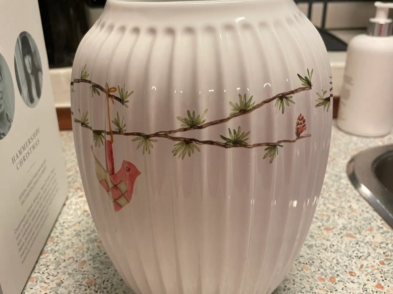 Billede 2 - Kahler jule vase fra 2022 med flotte julemotiver