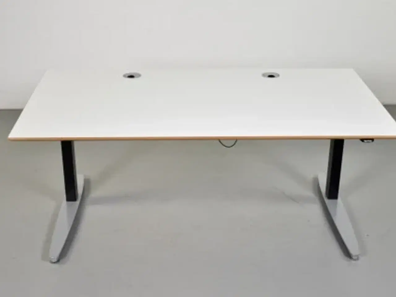 Billede 1 - Hæve-/sænkebord fra duba b8 med hvid plade og sort/alugråt stel, 160 cm.
