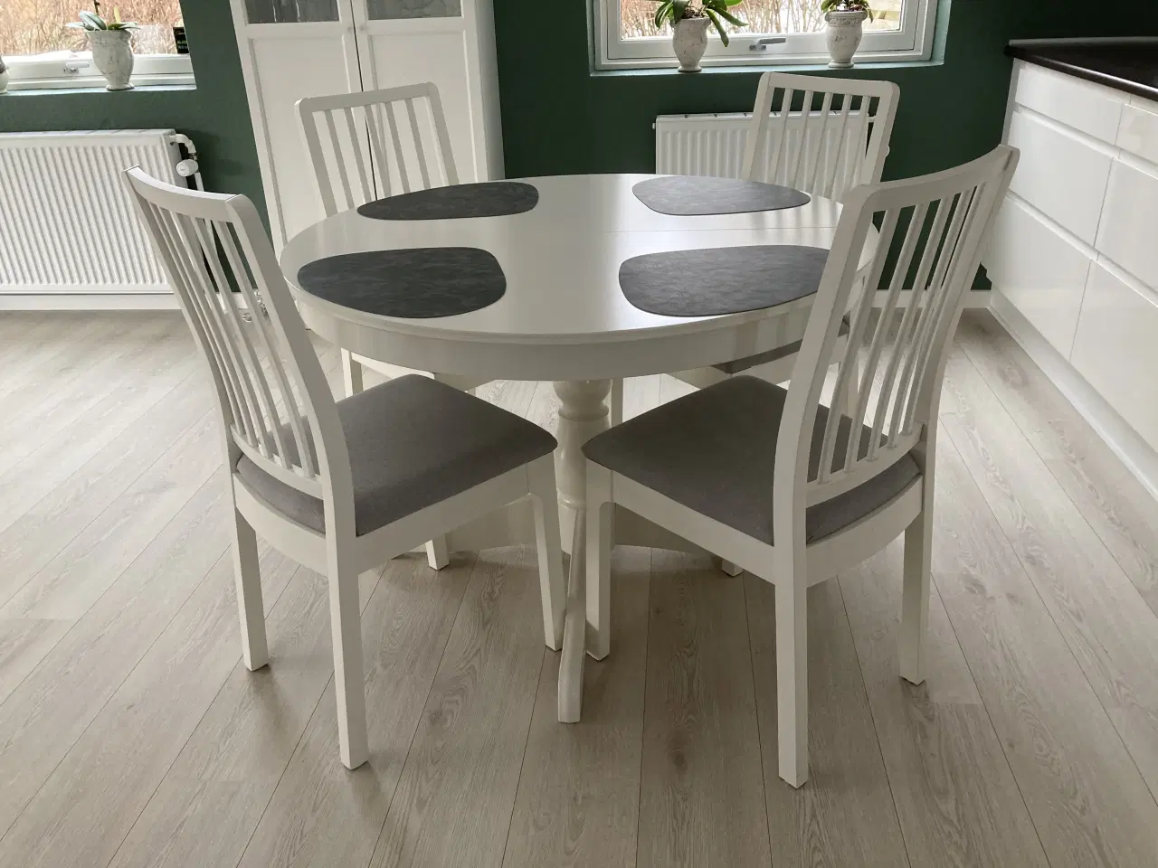 Billede 1 - Ikea rundt spisebord med 4 stole.