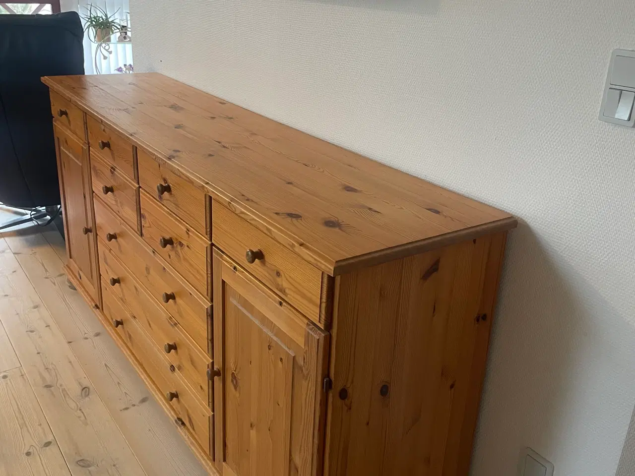 Billede 1 - Skænk i fyrtræ med skuffer og skabe