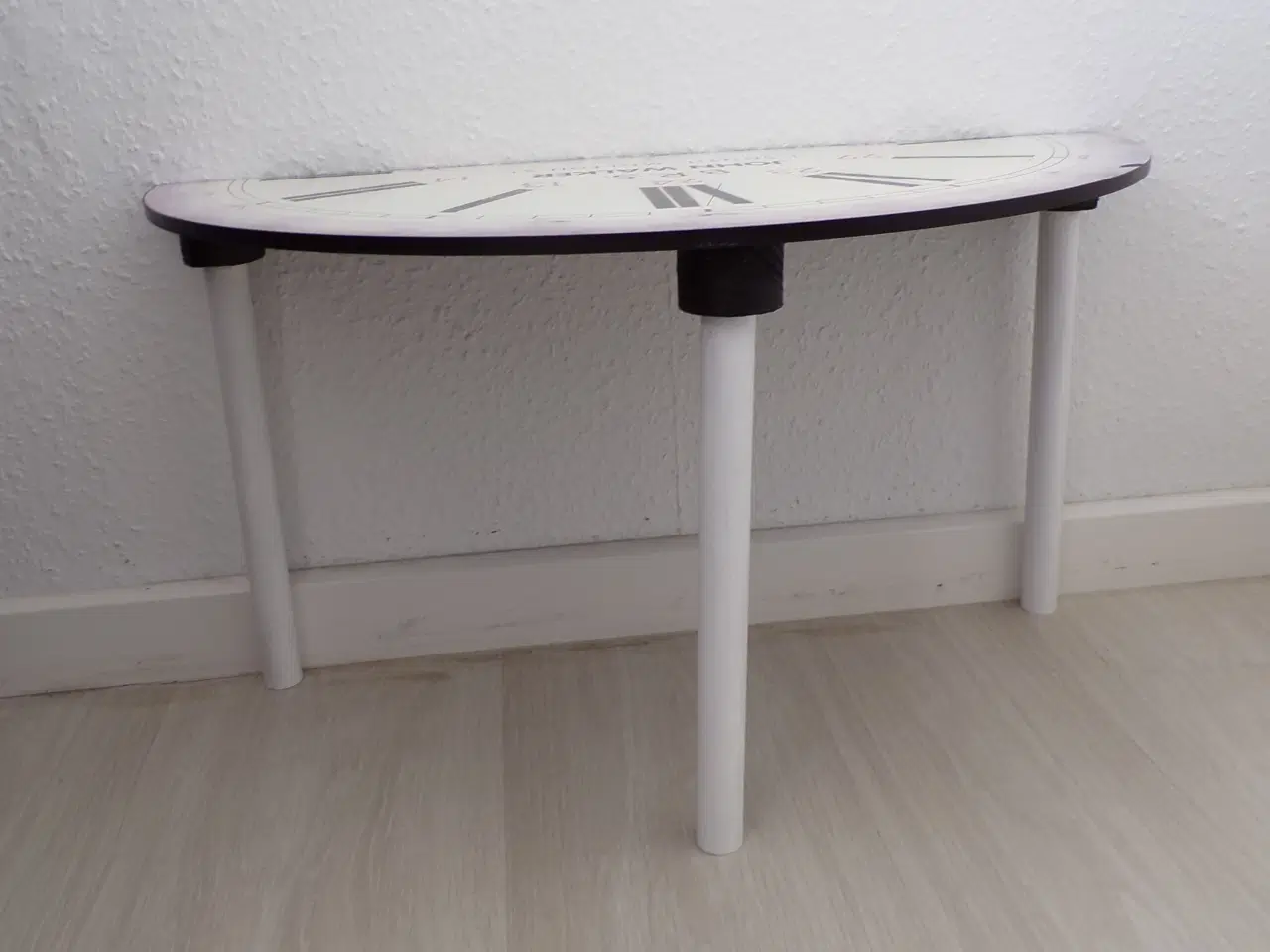 Billede 4 - Indsatsborde / sengeborde. Bordpladerne er en ur