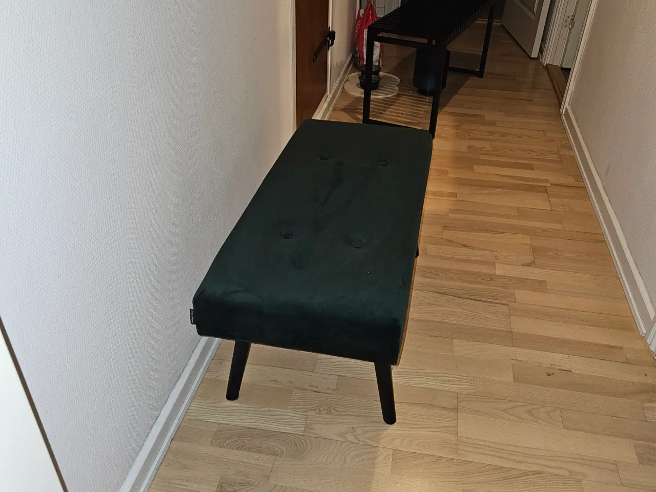 Billede 2 - Stilfuld bænk i mørkegrøn velour – 322 kr.