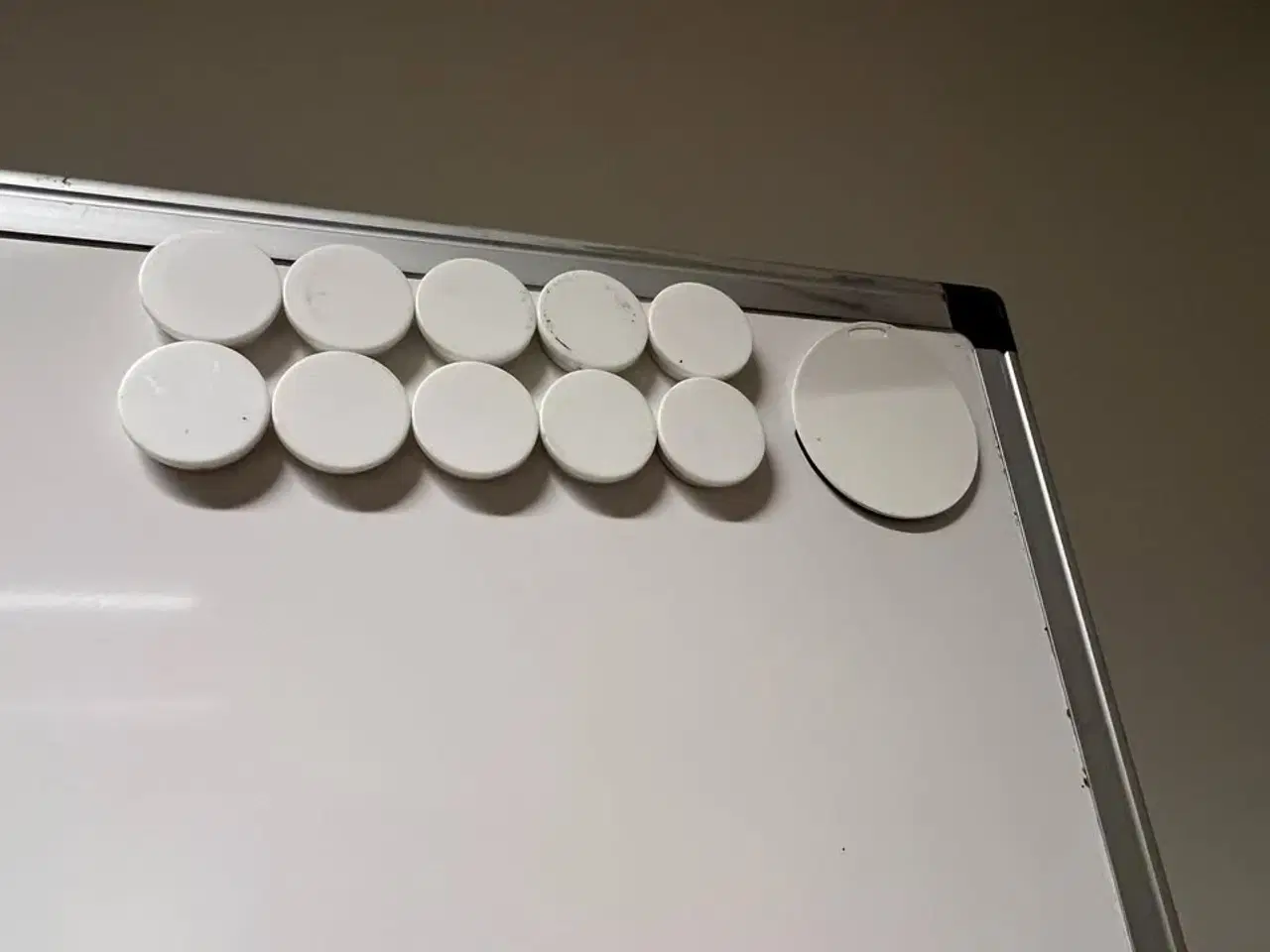 Billede 6 - Samlet sæt med kontormøbler og whiteboard sælges