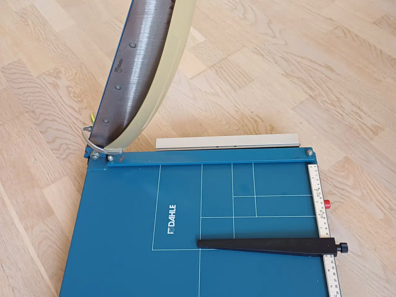 Billede 2 - Papir karton skæremaskine Dahle 565