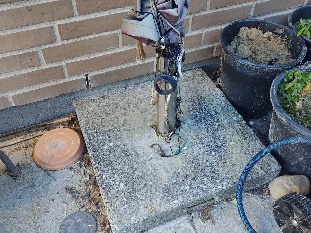 Billede 2 - Noget stor parasol.