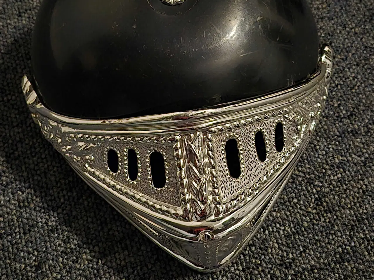 Billede 1 - 2 forskellige ridderhjelme