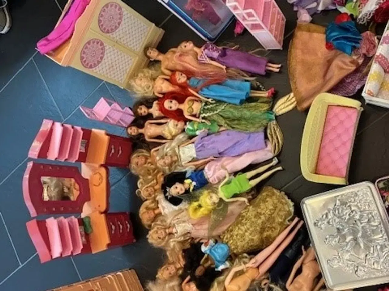 Billede 3 - Barbie dukker og tilbehør - 2 store flyttekasser
